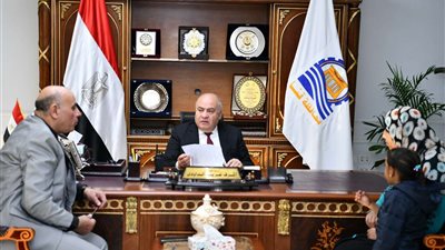 لبحث شكواهم.. محافظ قنا يستقبل 45 مواطن بمكتبه