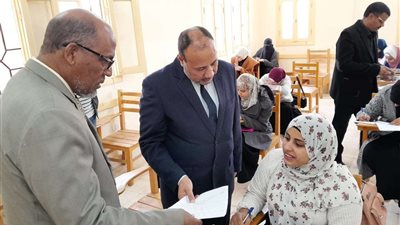 نائب رئيس جامعة الأزهر للوجه القبلي يتابع سير الامتحانات بأسوان