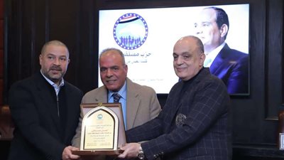 قام بإسهامات محمودة.. مشروعات «مستقبل وطن» تكرم الدكتور أيمن صبحي لمجهوداته في الانتخابات الرئاسية
