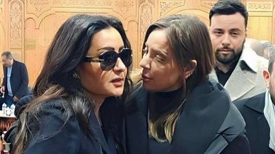 لطيفة تعبر عن امتنانها لمن وقفوا بجانبها بعد وفاة والدتها