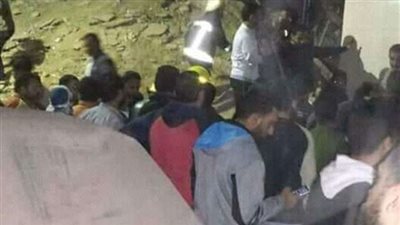 انتشال جثة سيدة من أسفل أنقاض عقار أسيوط المنهار