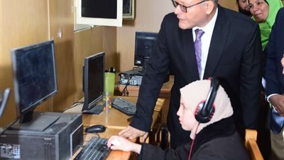 للإطمئنان على الطلاب ..رئيس جامعة سوهاج يتابع امتحانات ذوي الإعاقة البصرية بمركز نور البصيرة