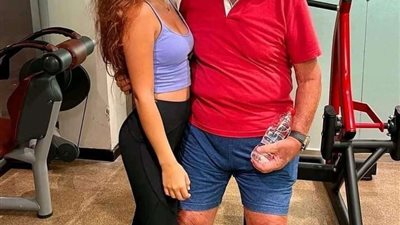 بعد ظهورها في أحضانه.. حقيقة زواج حسين فهمي من الموديل مريم علاء