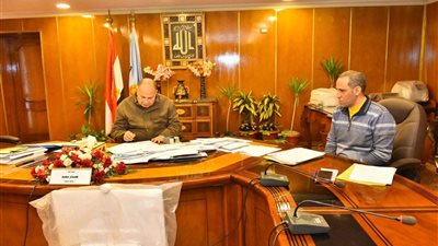 محافظ أسيوط يبحث تنمية الموارد الذاتية وترشيد الإنفاق بالقطاعات الخدمية