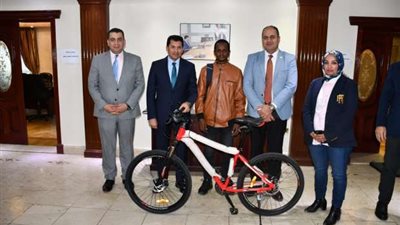 أشرف صبحي يكرم طالبا غينيا قدم إلى مصر على دراجة للالتحاق بجامعة الأزهر