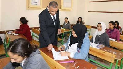 محافظ سوهاج يتفقد سير إمتحانات الشهادة الإعدادية الفصل الدراسى الأول