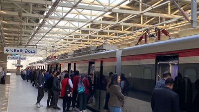 اقبال كبير من الركاب على القطار الكهربائي الخفيف (صور)