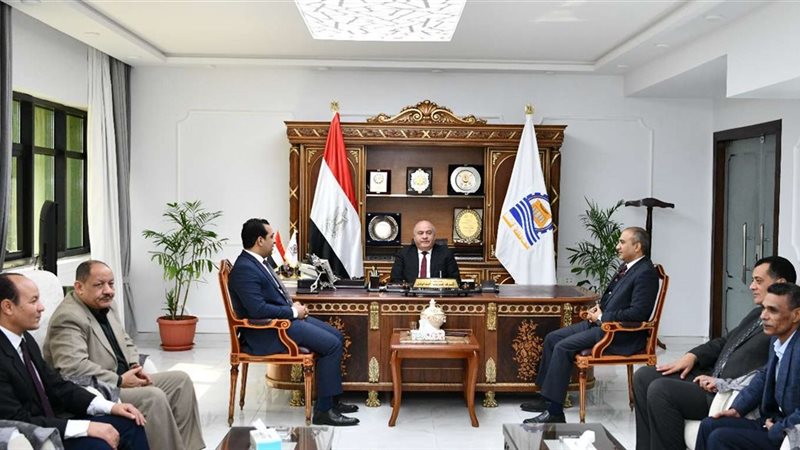 اجتماع محافظ قنا