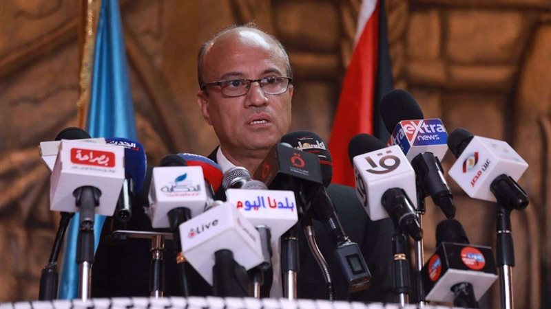 الكاتب الصحفي حسين