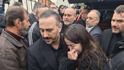 قصي خولي ينهار أثناء تشييع جثمان والده