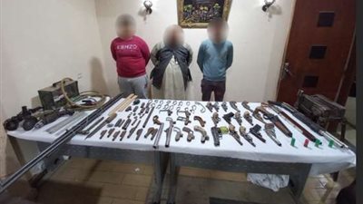 ضبط 3 أشخاص لقيامهم بإدارة ورشة لتصنيع وبيع الأسلحة النارية بسوهاج