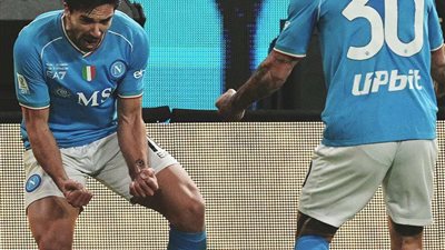 بثلاثية نظيفة.. نابولي يتخطي فيورنتينا ويتأهل لنهائي السوبر الايطالي