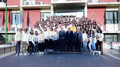 وسط أجواء من البهجه والسرور .. النعماني يلتقط الصور التذكارية مع طلاب امتياز طب