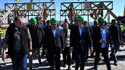 رئيس الوزراء ووزيرا النقل يتفقدون أعمال إنهاء مشروع محور بديل خزان أسوان