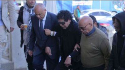 مصطفى بكري وشاندو يرافقون محمد منير في تشييع جثمان شقيقته