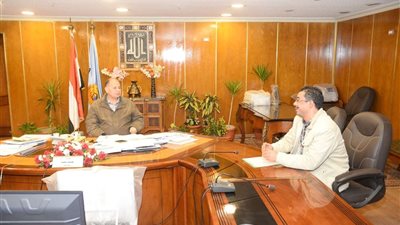 محافظ أسيوط يشدد على التنسيق بين كافة الجهات لتنفيذ مشروعات قطاع الرصف