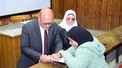 رئيس جامعة سوهاج يواصل تفقد امتحانات الفصل الدراسي الأول بكليتي العلوم والتربية النوعية