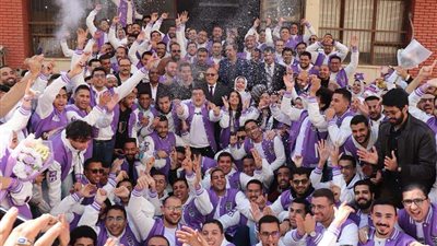 النعماني يشارك طلاب أول دفعه بكلية الطب بجامعة سوهاج بنظام (٥+٢) فرحتهم بإنتهاء دراسة بكالوريوس الطب والجراحة