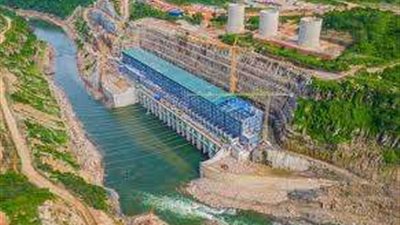 وزير الإسكان يشاهد تشغيل أول توربينة بمشروع سد ومحطة 