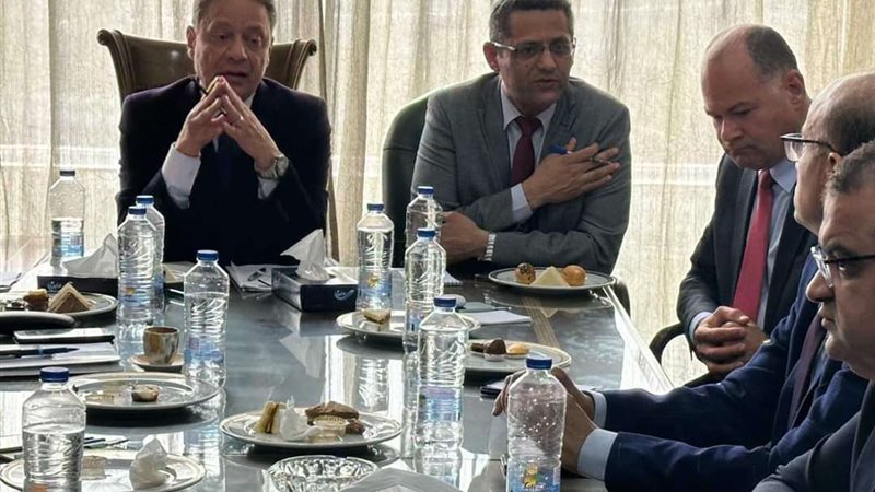 كرم جبر يستقبل وفد