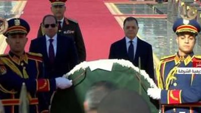 الرئيس السيسي يضع إكليلاً من الزهور على النصب التذكاري