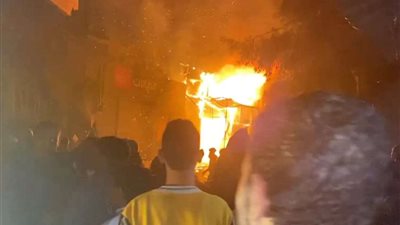 حريق هائل يلتهم مخزن أخشاب بالسلام