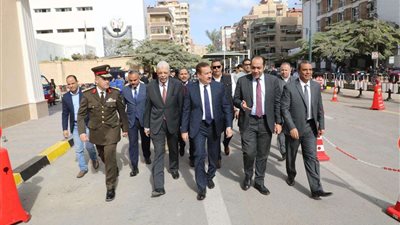 محافظ المنوفية ومدير الأمن يضعان إكليل الزهور على النصب التذكاري لشهداء الشرطة بمعسكر قوات الأمن بقويسنا (صور)