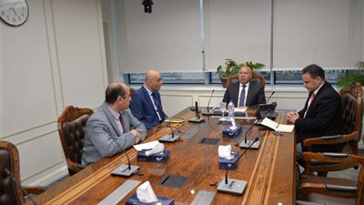 وزير النقل يجتمع مع إدارة شركة الجسر العربي لمتابعة معدلات نقل البضائع عبر مصر والأردن والعراق