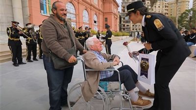 إحتفالاً بالذكرى الـ 72.. رجال الشرطة يوزعون الزهور والهدايا على المواطنين بمختلف المحافظات