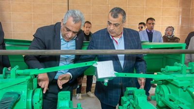 وزير الإنتاج الحربي يتفقد سير العمل بشركة أبو زعبل للكيماويات المتخصصة