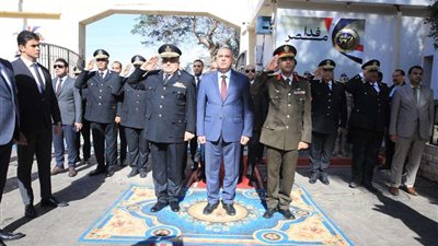 بالتزامن مع الذكرى الـ 72 لعيد الشرطة .. محافظ سوهاج ومدير الأمن يضعان أكاليل الزهور على النصب التذكاري لشهداء الشرطة