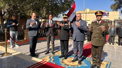 احتفالًا بعيد الشرطة.. مدير أمن سوهاج والمحافظ يضعان أكاليل الزهور على النصب التذكاري