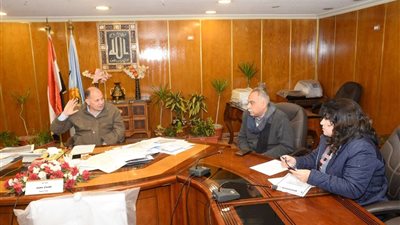 محافظ أسيوط يناقش إجراءات إقامة مصنع للأخشاب من المخلفات الزراعية