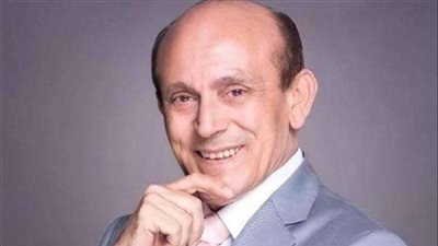 كنوع من التقدير والاعتراف.. كريم الحسيني يقبل يد محمد صبحى