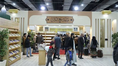توافد الزوار لـ معرض الكتاب 2024.. حسام شاكر يشارك آخر إصدارته