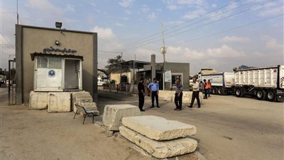 لمنع دخول المواد الغذائية إلى قطاع غزة.. مستوطنون يغلقون معبر كرم أبو سالم