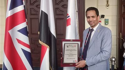 الجامعة البريطانية تمنح أستاذا بكلية العلوم بأسيوط جائزة التميز العلمي