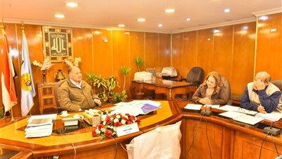 محافظ أسيوط يتابع آخر المستجدات بشأن مشروعات قطاع الرصف ضمن الخطة الاستثمارية