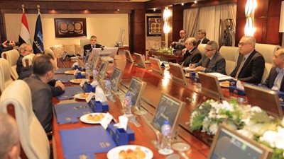 أسامة ربيع: قناة السويس تعمل على تقليل تأثير الأوضاع الراهنة على حركة التجارة العالمية