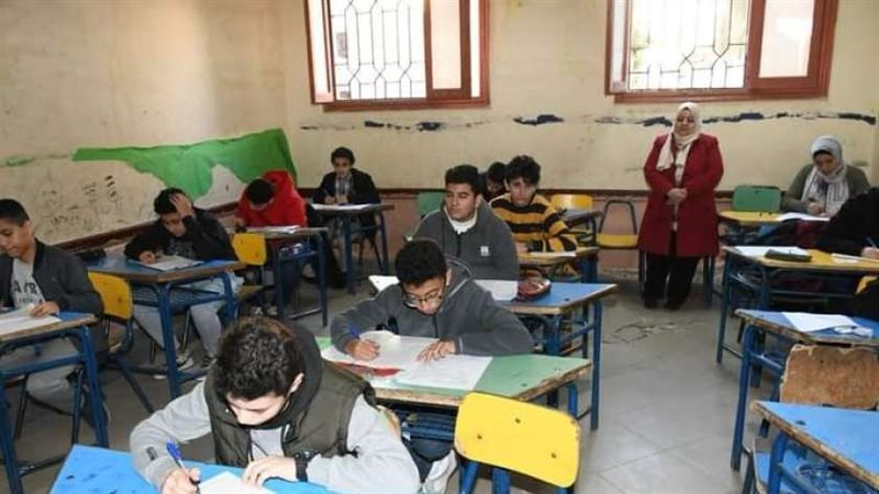 طلاب الصف الأول الثانوي