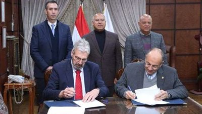 وزير النقل يشهد توقيع اتفاقية تسليم الرصيف الجنوبي بميناء دمياط