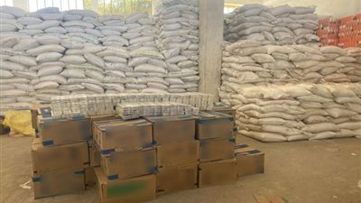 ضبط كميات من السكر التمويني داخل مخزن بأسيوط