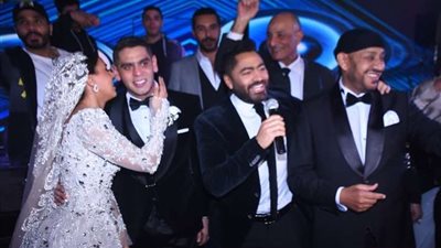 تامر حسني وخالد يوسف ومرتضى منصور.. أبرز حضور حفل زفاف نجلة عصام كاريكا (صور)