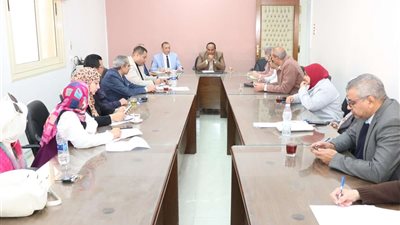 استعداداً للمشاركة بمسابقة الجامعة صديقة البيئة والتي يطلقها الأعلى للجامعات جامعة سوهاج تعقد اجتماعها الاول