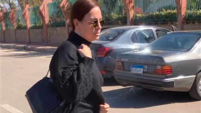 ريهام عبدالغفور أول الحضور في عزاء والدة الفنانة تارا عماد