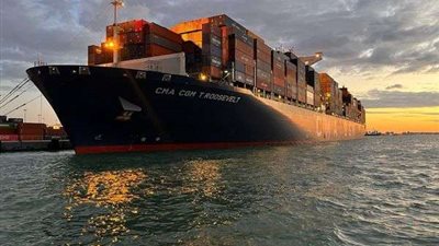 سفينة الحاويات العملاقة T.ROOSEVELT تصل ميناء الإسكندرية