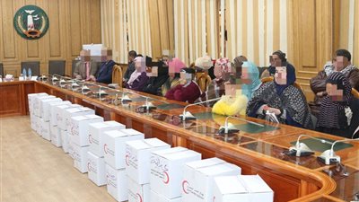 محافظ المنوفية ووزيرة التضامن الإجتماعى يسلمان مساعدات مالية وعينية لأكثر من 70 حالة