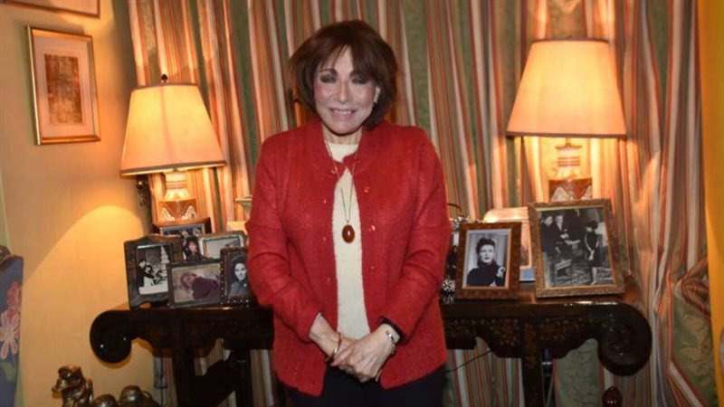 الفنانة القديرة لبني