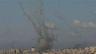 المركز الفلسطيني: 10 شهداء و10 إصابات بعد قصف الاحتلال منزلا بمخيم جباليا