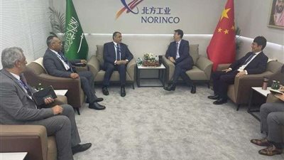 وزير الدولة للإنتاج الحربي يتفقد جناح شركة 